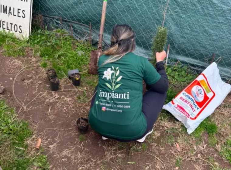 Integrante de Impianti plantando, con la remera de la marca
